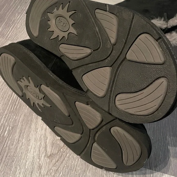 UGG Tularosa Black Leather Sheepskin Winter Boots worn once - Picture 4 of 7